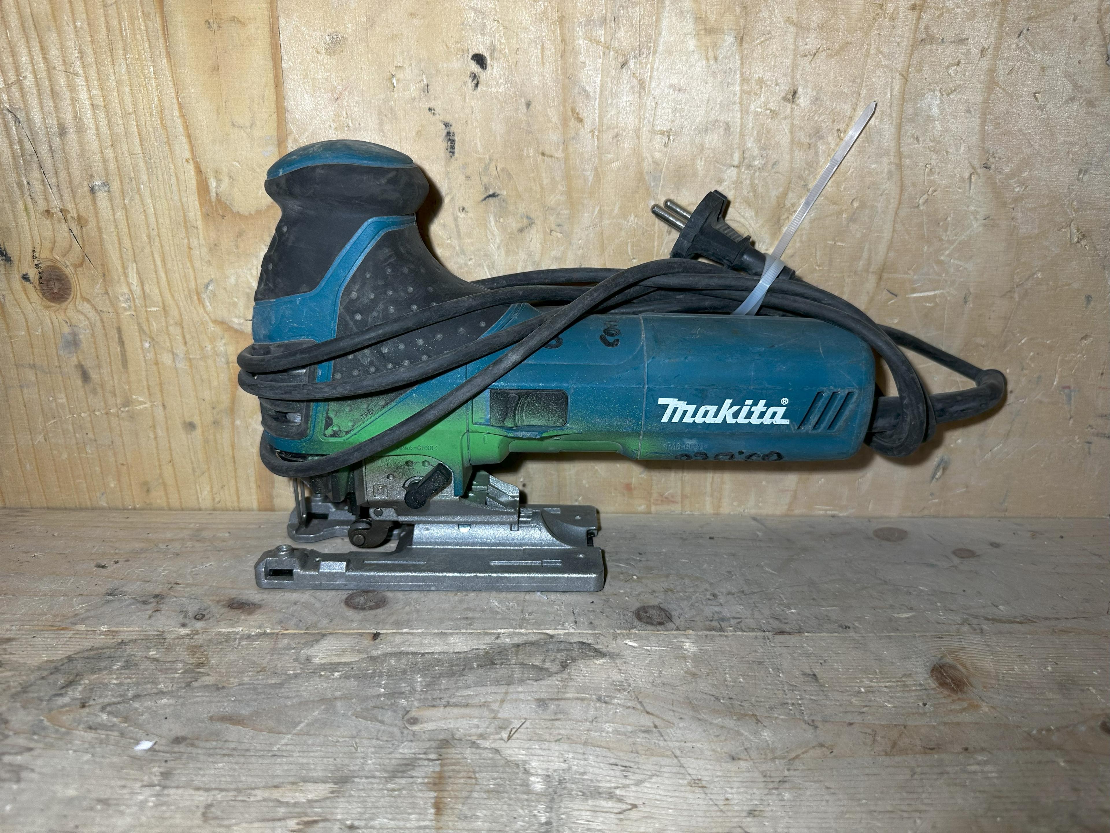 Makita stikksag 220v